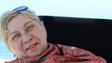 Kumsalda dinlen. Kadını gökyüzüne karşı vurmak