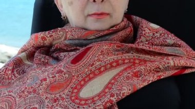 Sandalyedeki kadın. Kumsaldaki kadın.