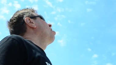 İnsan ve bulutlar. Gökyüzüne karşı adam