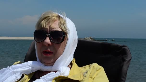 Denizdeki Kadının Geri Kalanı Denizdeki Sandalyede Emeklilik Yaşında Bir Kadın — Stok video