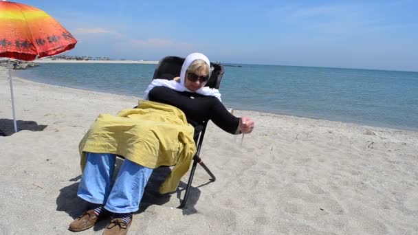Женщина Кресле Песке Морской Песок — стоковое видео