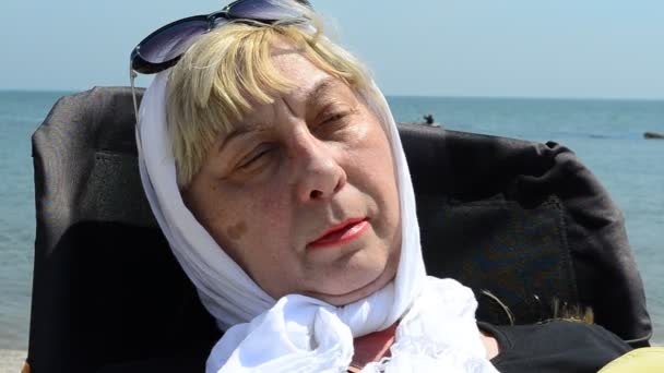 Zbytek Ženy Moře Žena Důchodovém Věku Křesle Moře — Stock video