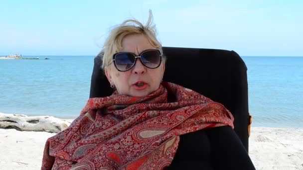 Kumsalda Dinlen Kadını Gökyüzüne Karşı Vurmak — Stok video