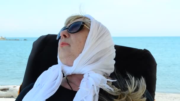 Deniz Turu Denizdeki Sandalyede Oturan Kadın — Stok video