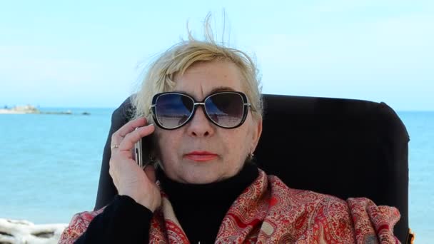 Telefon Görüşmesi Yaşlı Kadın Cep Telefonu — Stok video