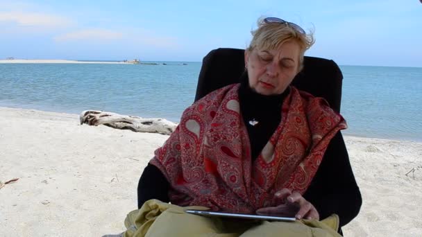 Δισκίο Στα Χέρια Της Κυρίας Πυροβολισμός Ηλικιωμένης Γυναίκας Στη Θάλασσα — Αρχείο Βίντεο