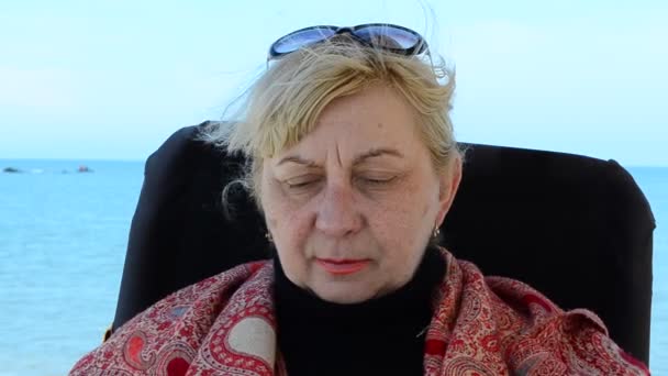 Жінка Працює Планшетним Жінка Витрачає Час Море — стокове відео