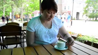 Kafedeki kız. Kızın kafede kahvesi var.