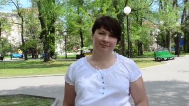 Kız yola koyuluyor. Park 'ta çekim