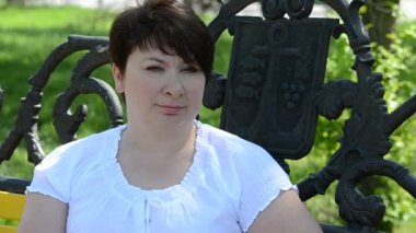 Parktaki kız. Banktaki kız.