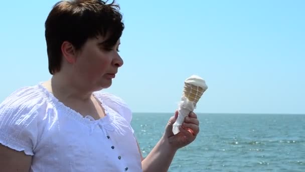Κορίτσι Και Παγωτό Κορίτσι Είναι Παγωτό Στη Θάλασσα — Αρχείο Βίντεο
