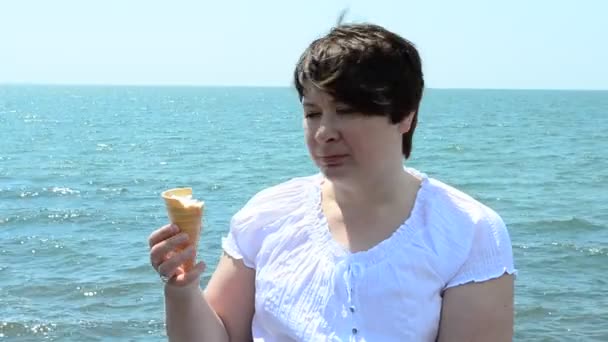 Κορίτσι Και Παγωτό Κορίτσι Είναι Παγωτό Στη Θάλασσα — Αρχείο Βίντεο