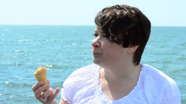 Κορίτσι Είναι Παγωτό Στη Θάλασσα Κορίτσι Και Παγωτό — Αρχείο Βίντεο