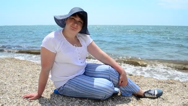 Gadis Pantai Dengan Topi Pantai Dan Laut — Stok Video