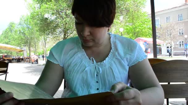 Kafedeki Masada Oturan Kız Kız Menüyü Okuyor — Stok video
