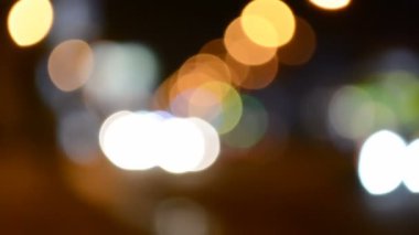 Geceleri trafik vardı. Gece şehrinin hayatı, arabaların hareketlerinin arka planı.