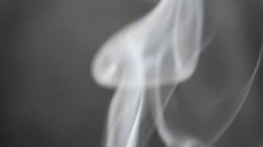 Duman ve rakamlar. Siyah arkaplanda sigara iç