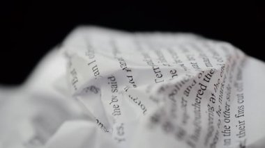 Yanan kağıttaki yazı. Yazma metni