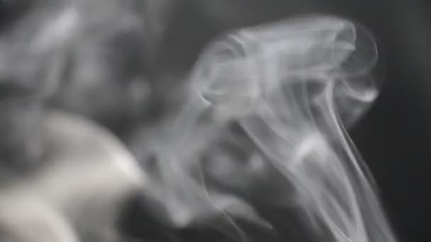 Φρικιαστικές Μορφές Από Ένα Τσιγάρο Καπνός Και Φόντο — Αρχείο Βίντεο