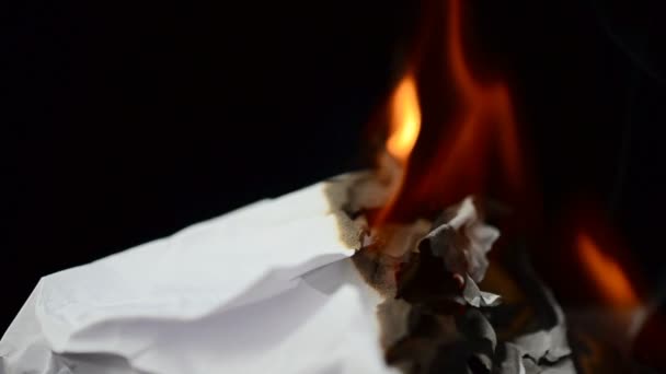 Zeitlupe Das Brennende Papier Zeitlupe Das Brennende Papier Auf Schwarzem — Stockvideo