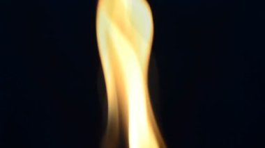 Ağır çekim. Siyah arka planda yangın. Ağır çekim. Ateş ve alev