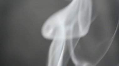 Gri güzel duman. Siyah arka planda puff 'lar