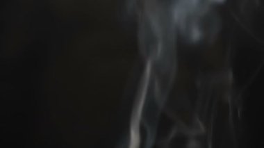 Güzel duman. Siyah arka planda gri duman