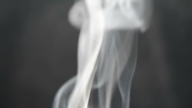 Siyah arka planda gri duman. Güzel duman.