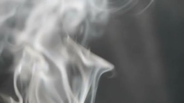 Ağır çekim. Güzel duman. Siyah arka planda gri duman