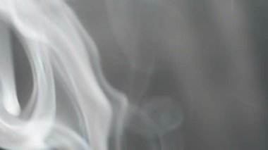 Ağır çekim. Sanat dumanı. Ateşten duman çıkıyor.
