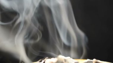 Ağır çekim. Duman izleri. Sigaradan ilginç figürler.