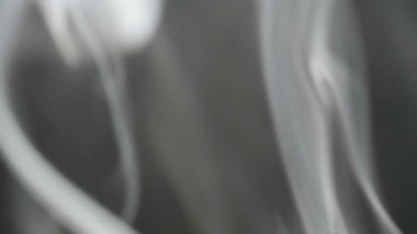 Ağır çekim. Ateşten duman çıkıyor. Siyah arka planda puff 'lar