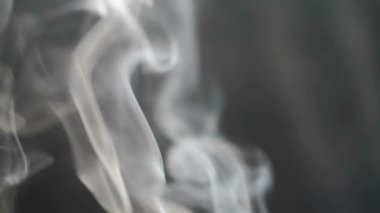 Ağır çekim. Duman ve arka plan. Siyah arka planda gri duman