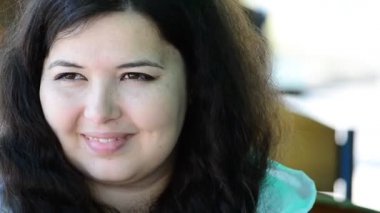 Kızın kahvesi var. Kafede çekim.