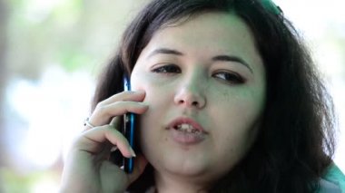 Kafede çekim. Genç kızın telefonla konuşması.