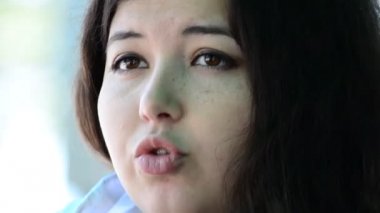 Canlı yayında genç kızın vurulması. Kafede sohbet