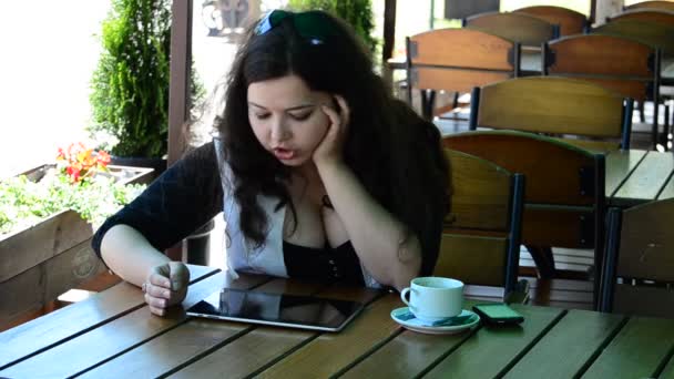 Schieten Van Het Meisje Het Café Het Meisje Heeft Koffie — Stockvideo