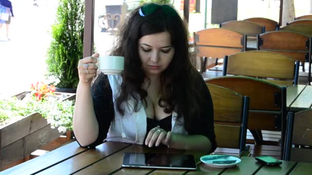 Het Meisje Heeft Koffie Werkt Tablet Schieten Van Het Meisje — Stockvideo