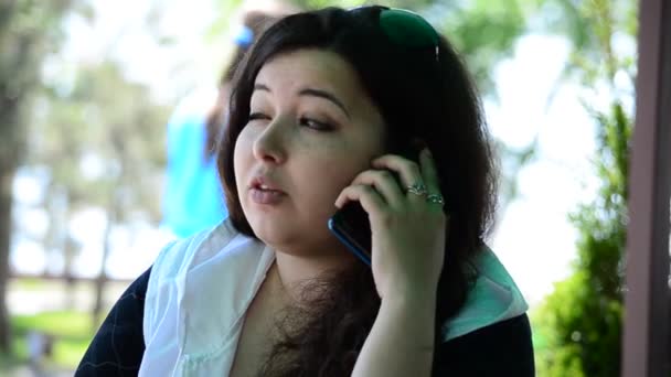 Genç Kızın Telefonda Konuştuğu Konu Kafede Çekim — Stok video