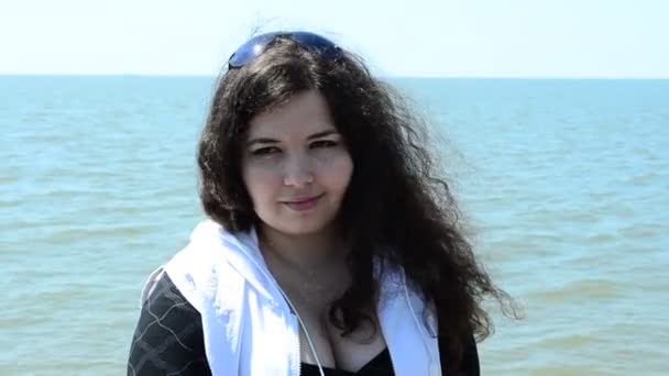 Dívka Proti Moři Úsměv Tváři Dívky — Stock video