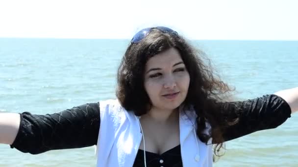 Usměj Dívčinu Tvář Dívka Proti Moři — Stock video