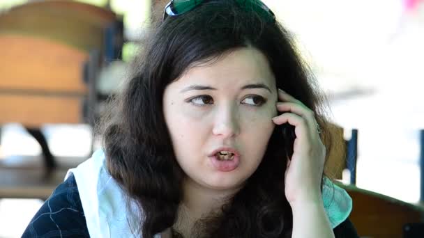 Lány Kávézóban Kommunikáció Kávézóban Lány Kávézóban Telefonnal — Stock videók