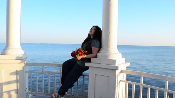 Menina Arco Com Flores Menina Com Flores Contra Mar — Vídeo de Stock