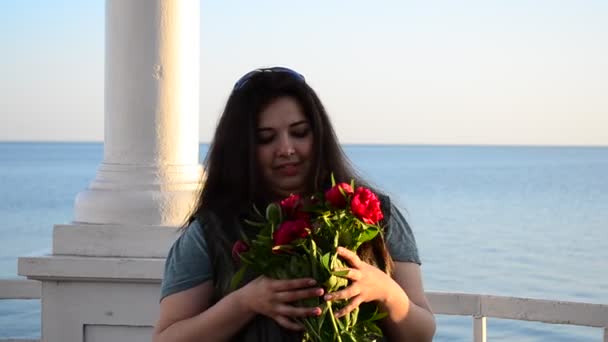 Ragazza Arco Con Dei Fiori Ragazza Con Fiori Contro Mare — Video Stock