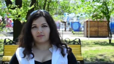 Çekici bir genç kız. İlkbaharda çekim