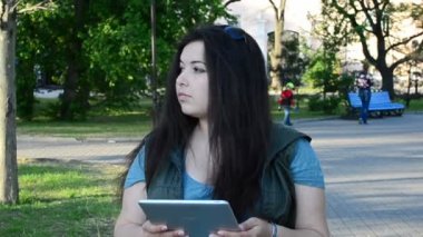 Şehirdeki tabletli kız. İlkbaharda çekim