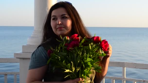 Дівчина Квітами Проти Моря Дівчина Арці Квітами — стокове відео