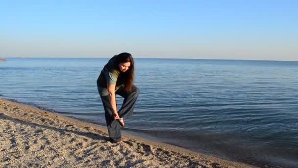 体育生活方式 那女孩在海滩上做麻绳 — 图库视频影像