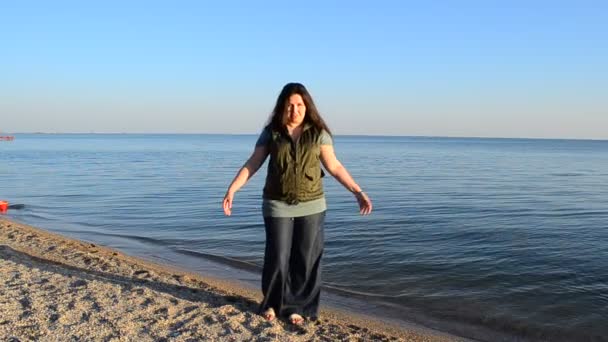 행복하게 하늘을 뛰어오르고 해변에 — 비디오