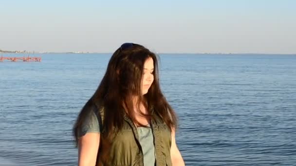 Κορίτσι Απέναντι Στη Θάλασσα Περπατά Μια Παραλία Ηλιοβασίλεμα Και Κορίτσι — Αρχείο Βίντεο